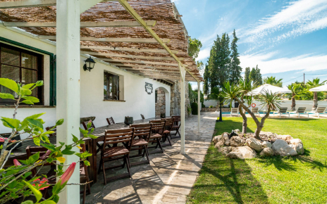 Zona exterior con sombra junto al salón